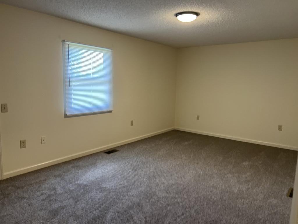 141 Rolling Oaks St Apt B - Photo 2 of 8