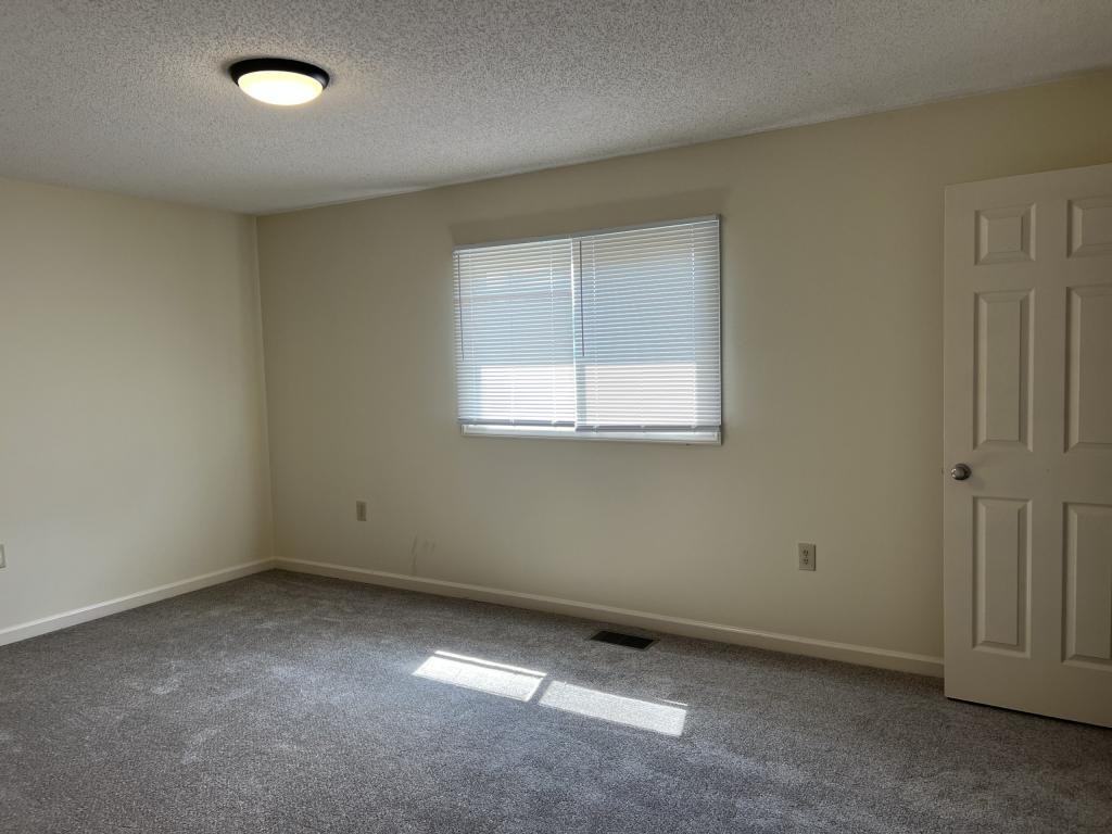 141 Rolling Oaks St Apt B - Photo 4 of 8