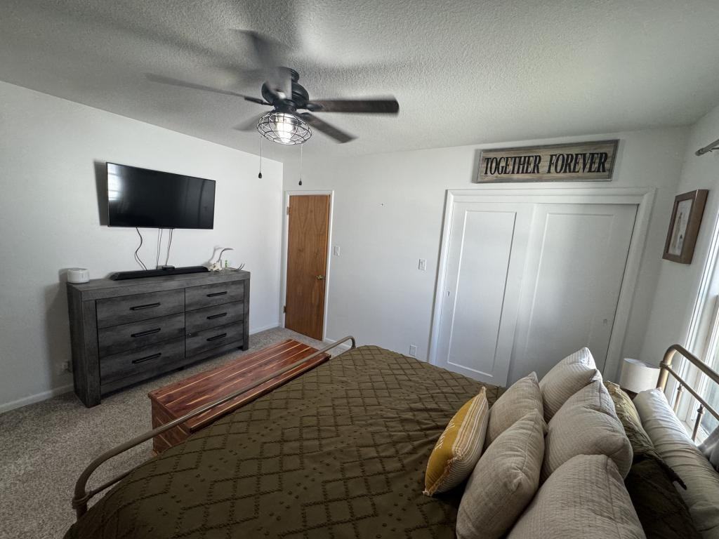 240 Idaho Ave - Photo 2 of 24