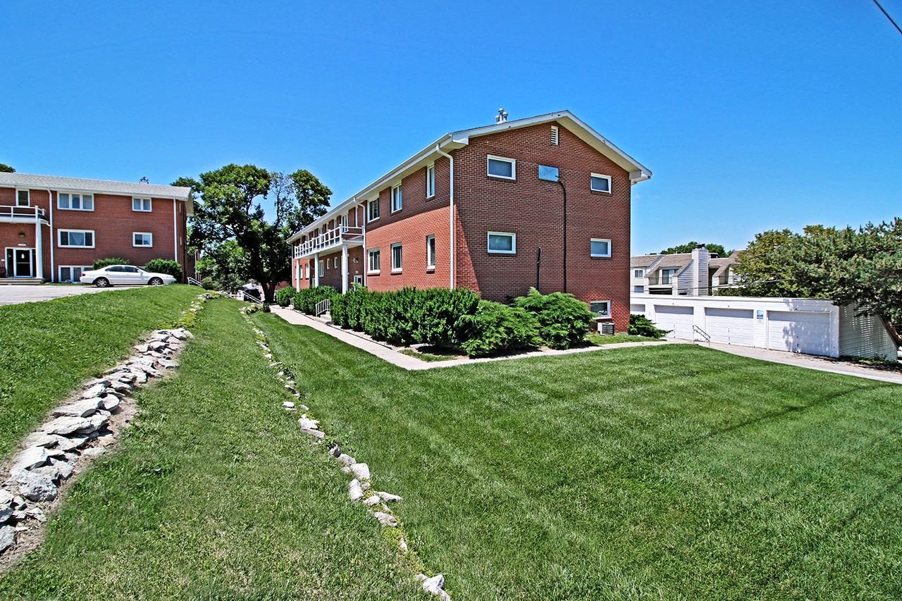 Flats on 75th - Photo 3 of 16