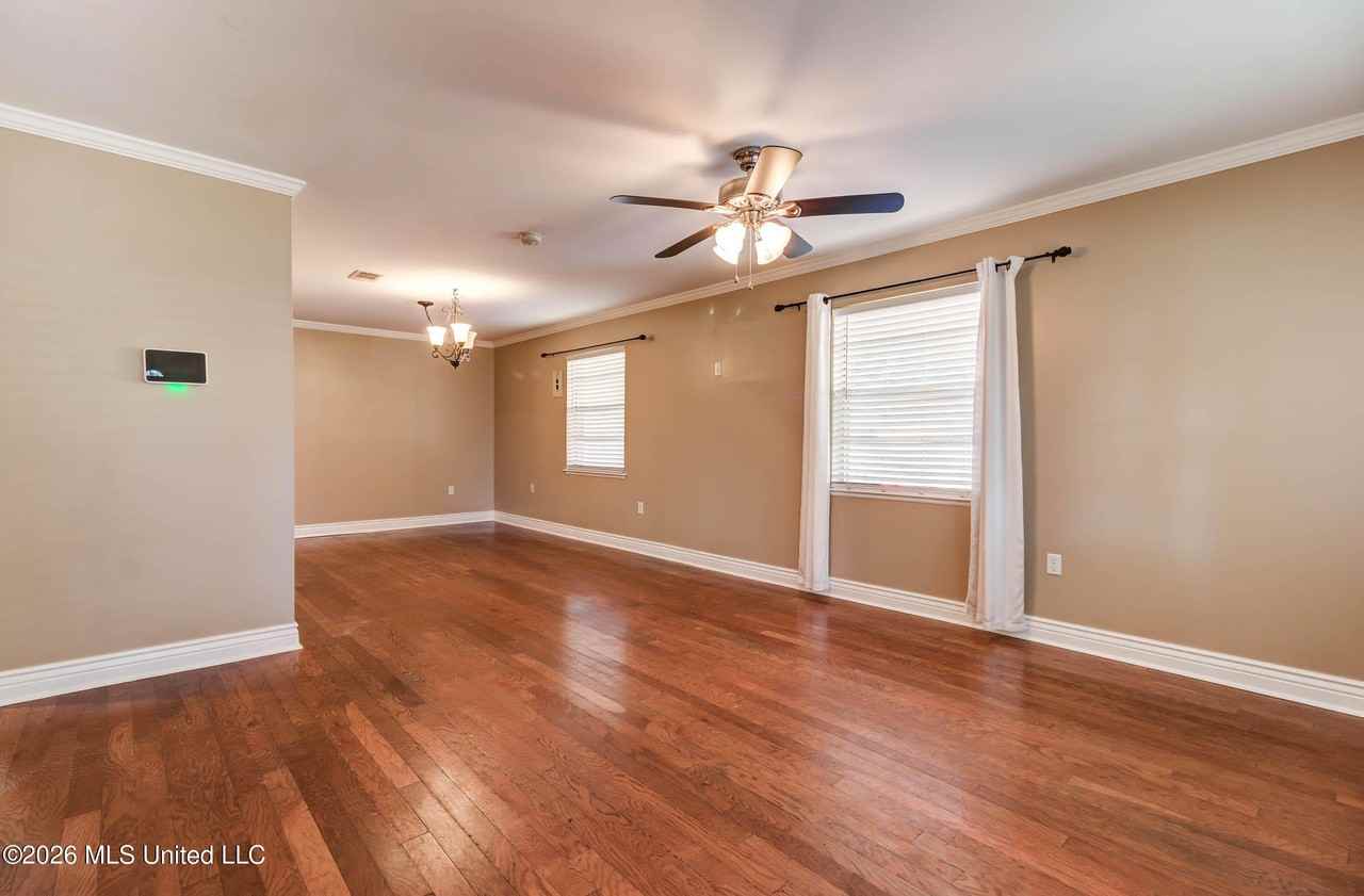 2323 Middlecoff Dr - Photo 4 of 44