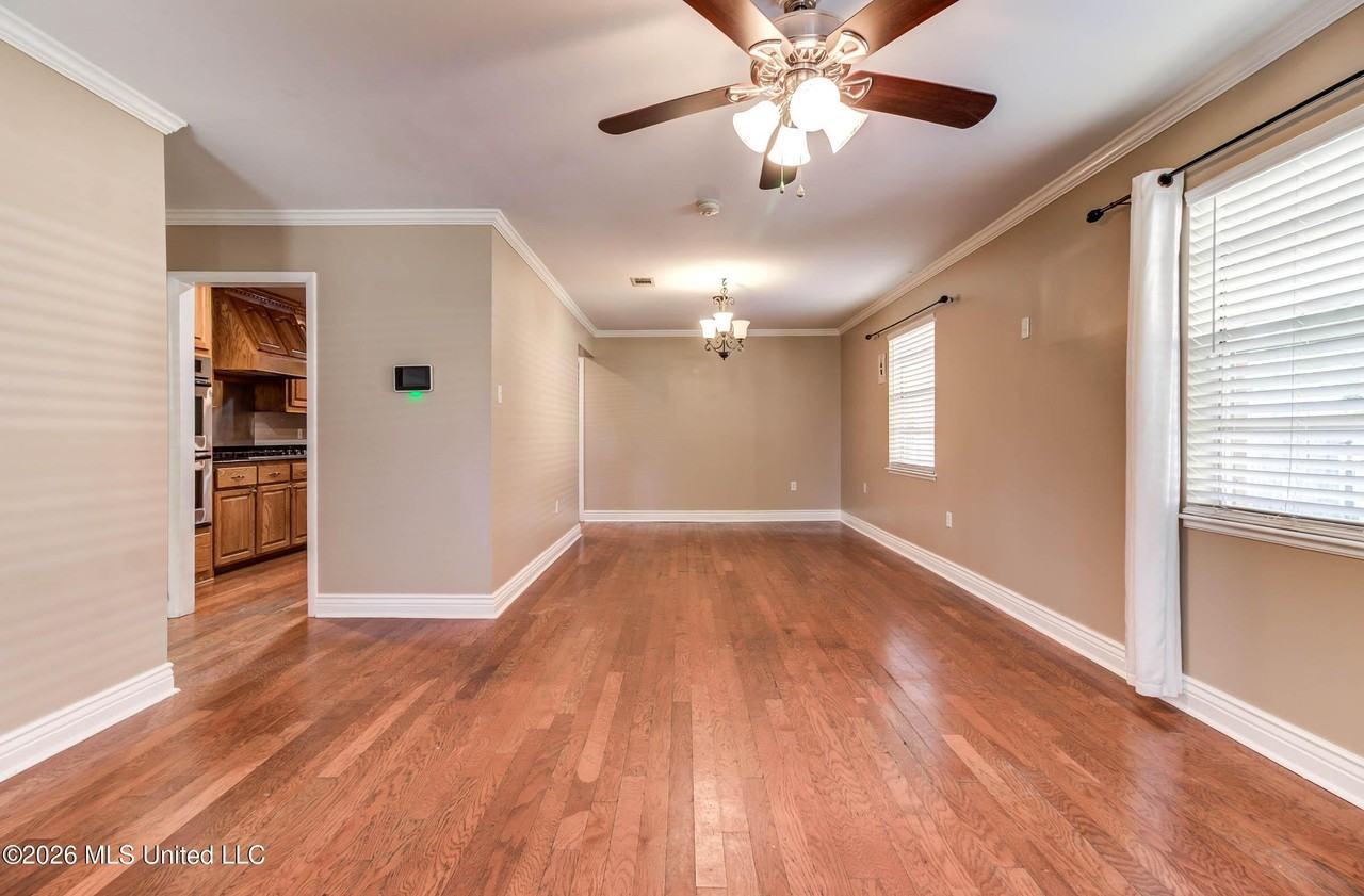 2323 Middlecoff Dr - Photo 5 of 44
