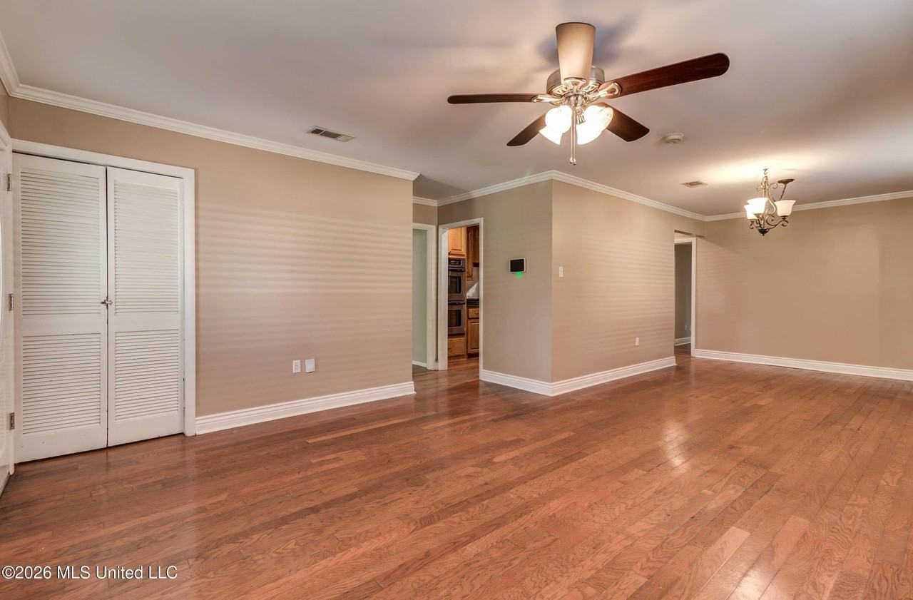 2323 Middlecoff Dr - Photo 6 of 44
