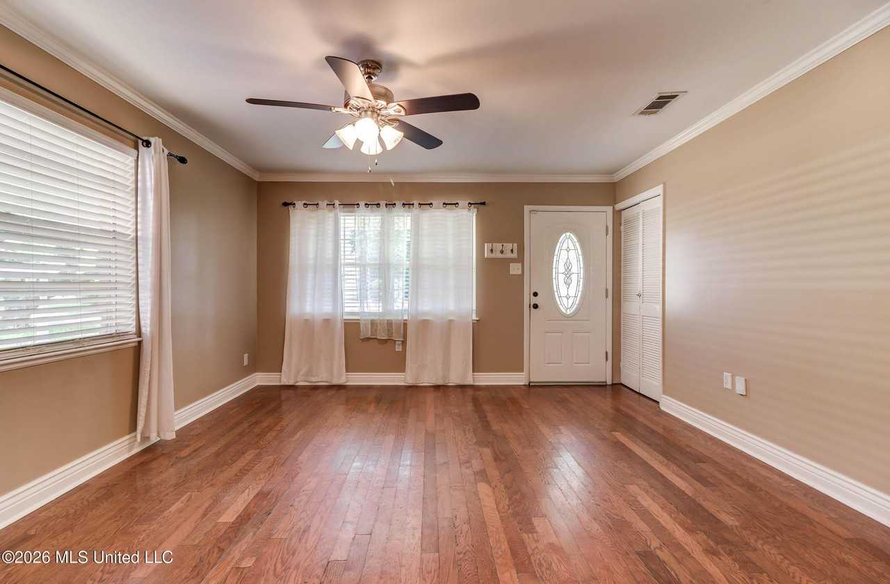 2323 Middlecoff Dr - Photo 7 of 44