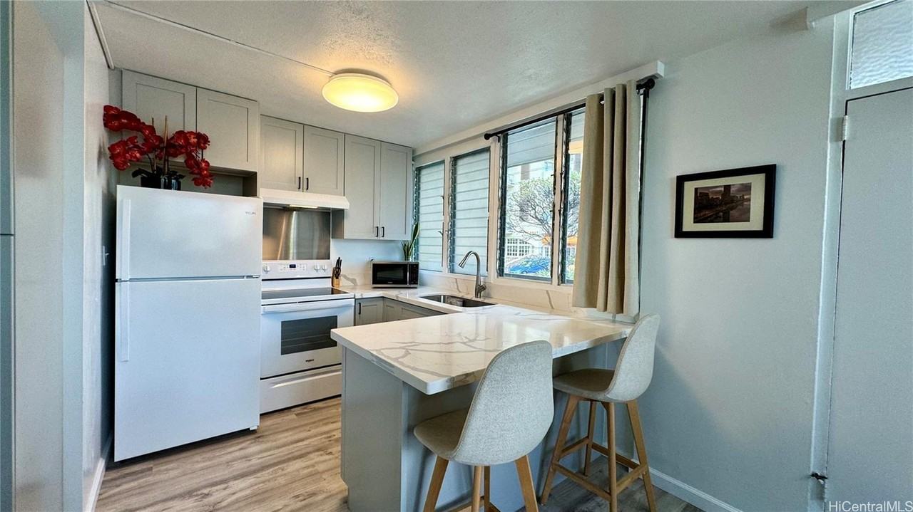 455 Lewers St - Photo 4 of 14