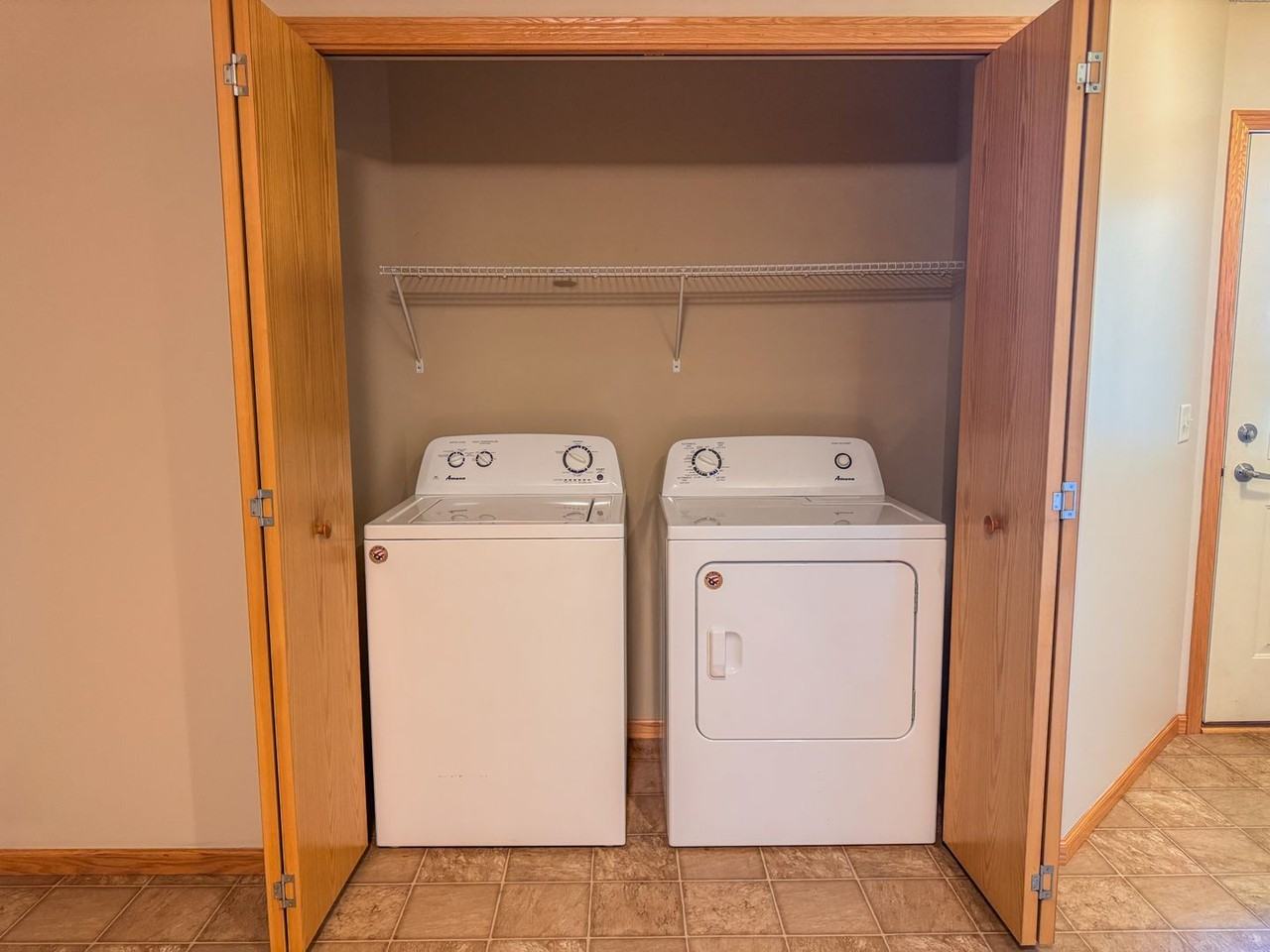 1611 Gunston Dr Apt A - Photo 4 of 19