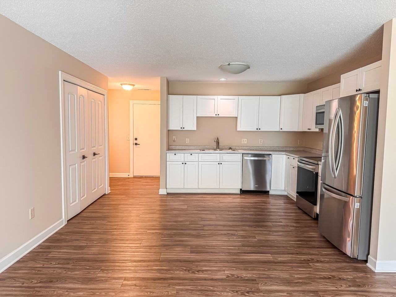 1627 Gunston Dr Apt C - Photo 2 of 20