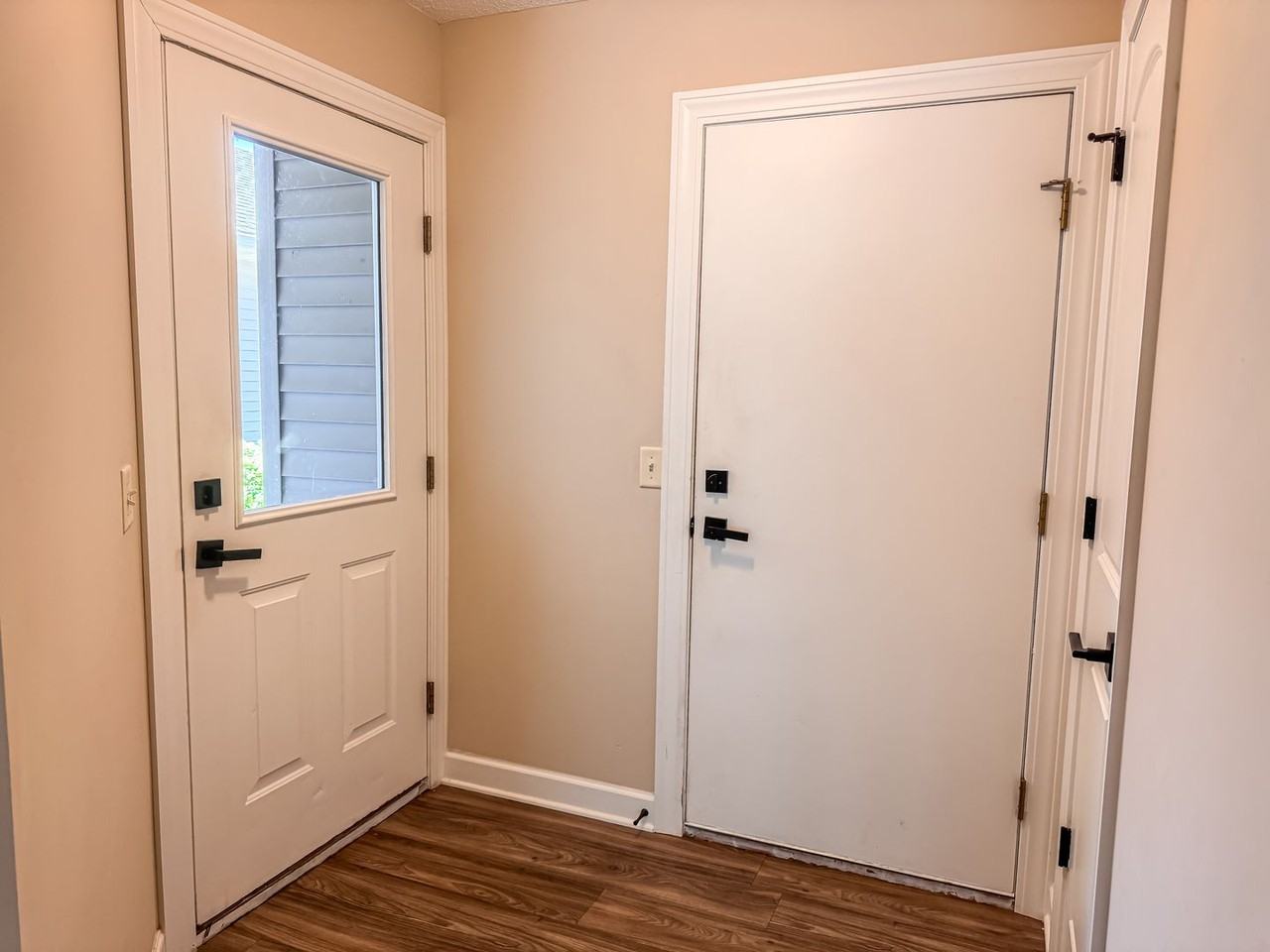 1627 Gunston Dr Apt C - Photo 4 of 20
