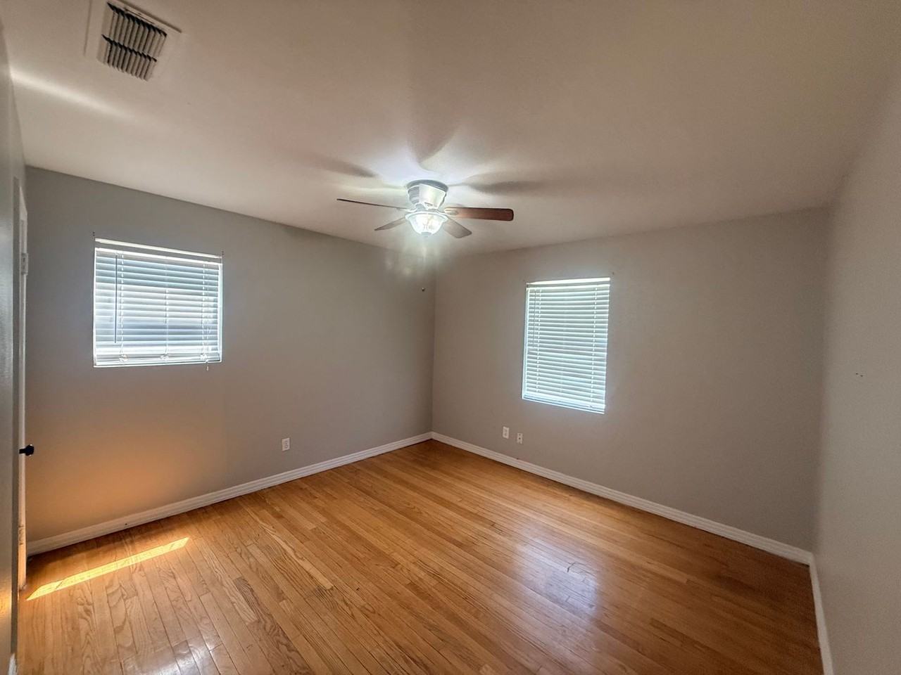 3712 26th St - Photo 4 of 9