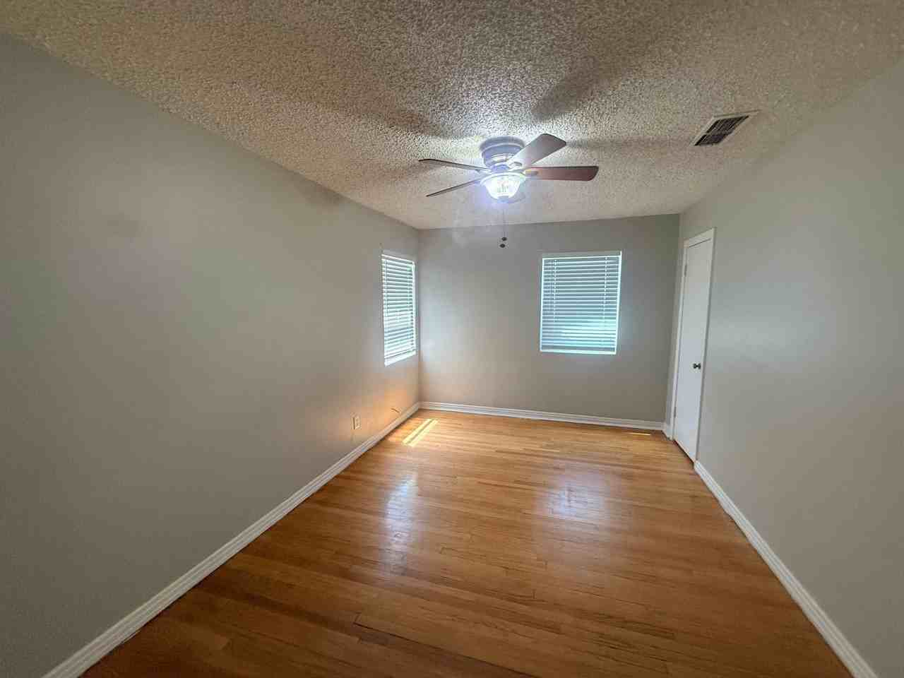 3712 26th St - Photo 5 of 9