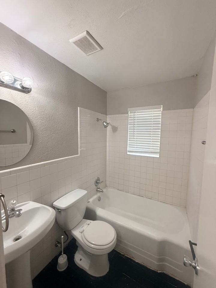 3712 26th St - Photo 6 of 9