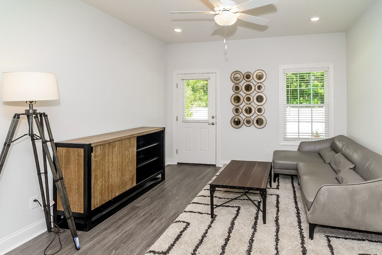 1160 Walker Point Way - Photo 5 of 34