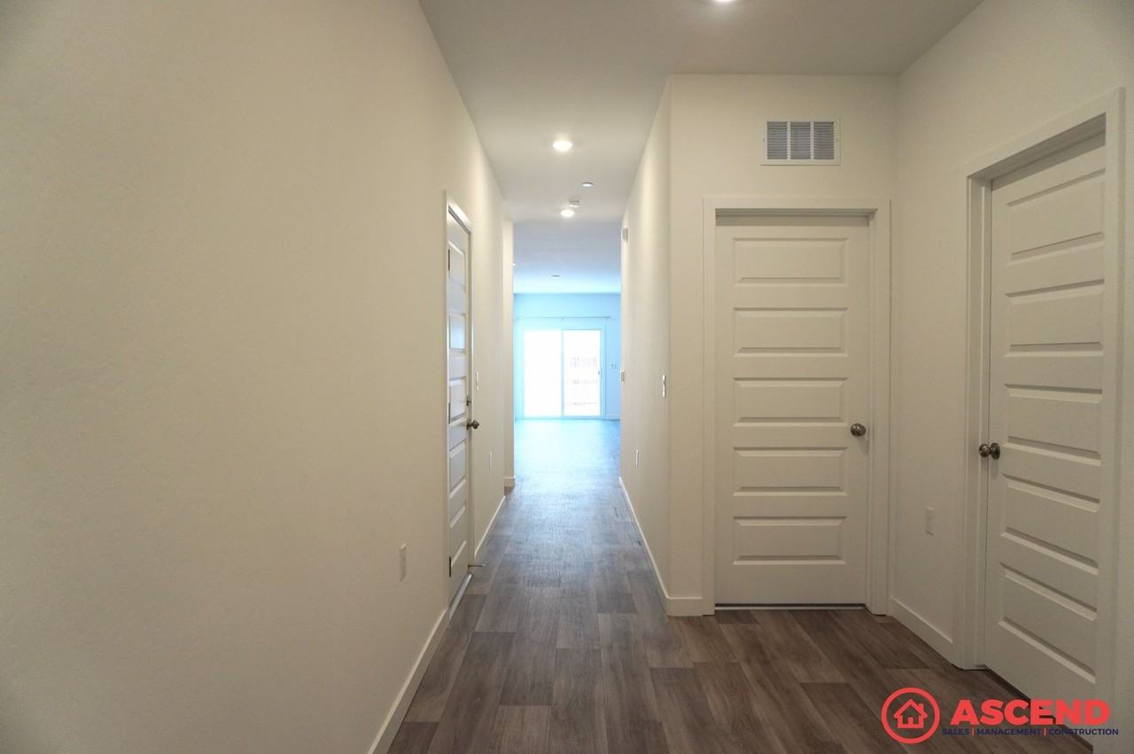 8206 Wandesford Dr - Photo 4 of 23
