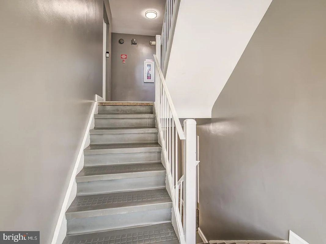 750 Barnaby St Se ##301 - Photo 2 of 4