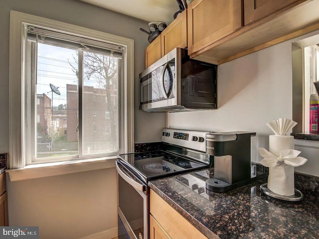 750 Barnaby St Se ##301 - Photo 3 of 4