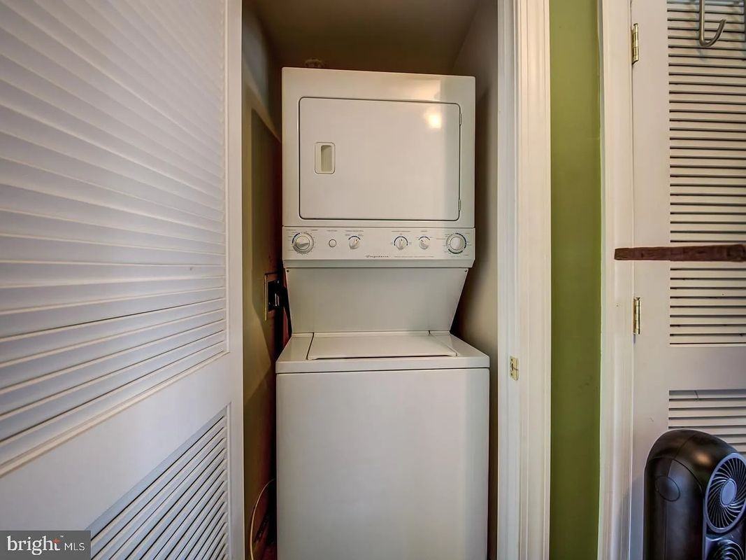 750 Barnaby St Se ##301 - Photo 4 of 4