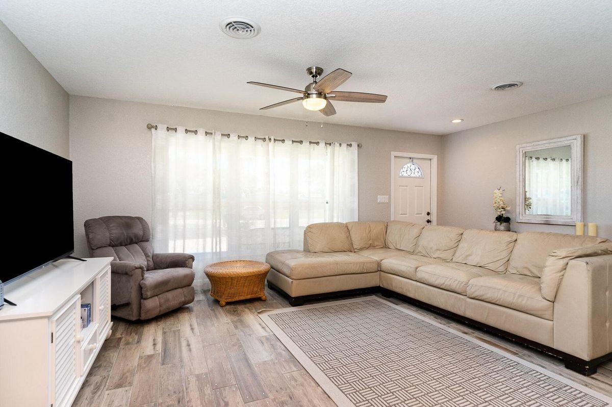 1052 Pinetree Dr - Photo 3 of 13