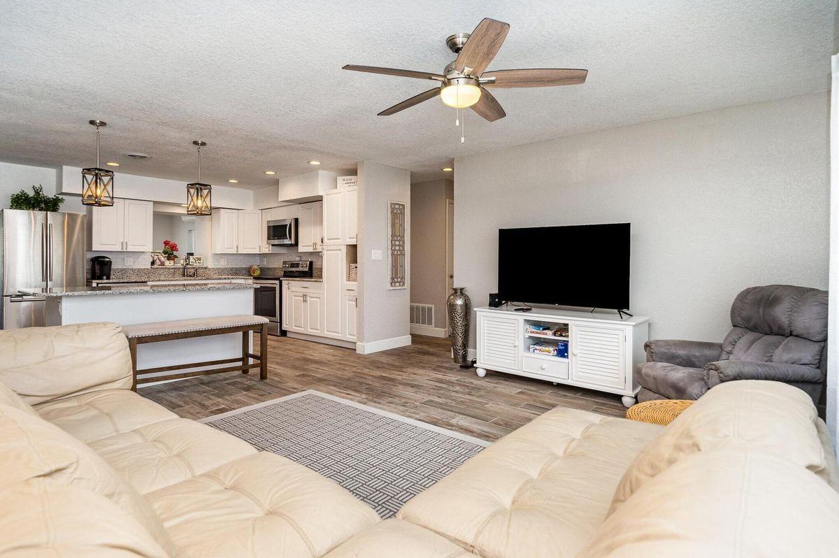 1052 Pinetree Dr - Photo 4 of 13