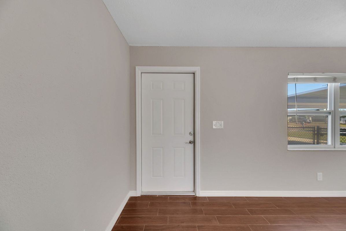 412 Flamingo Dr - Photo 5 of 35