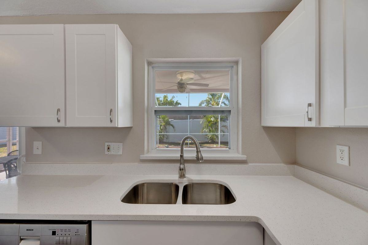 412 Flamingo Dr - Photo 6 of 35