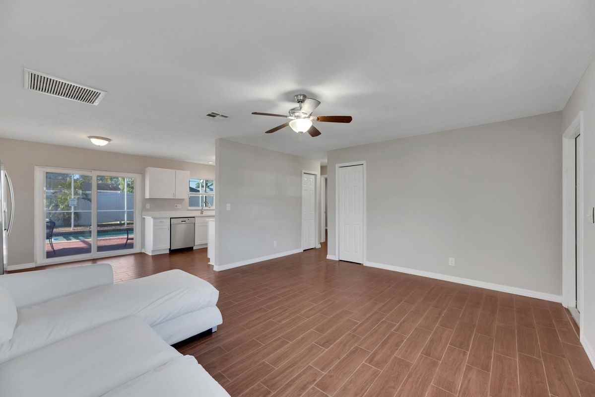 412 Flamingo Dr - Photo 7 of 35