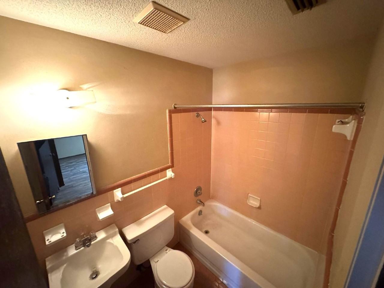 704 S Edgewood Dr Apt A2 - Photo 4 of 6