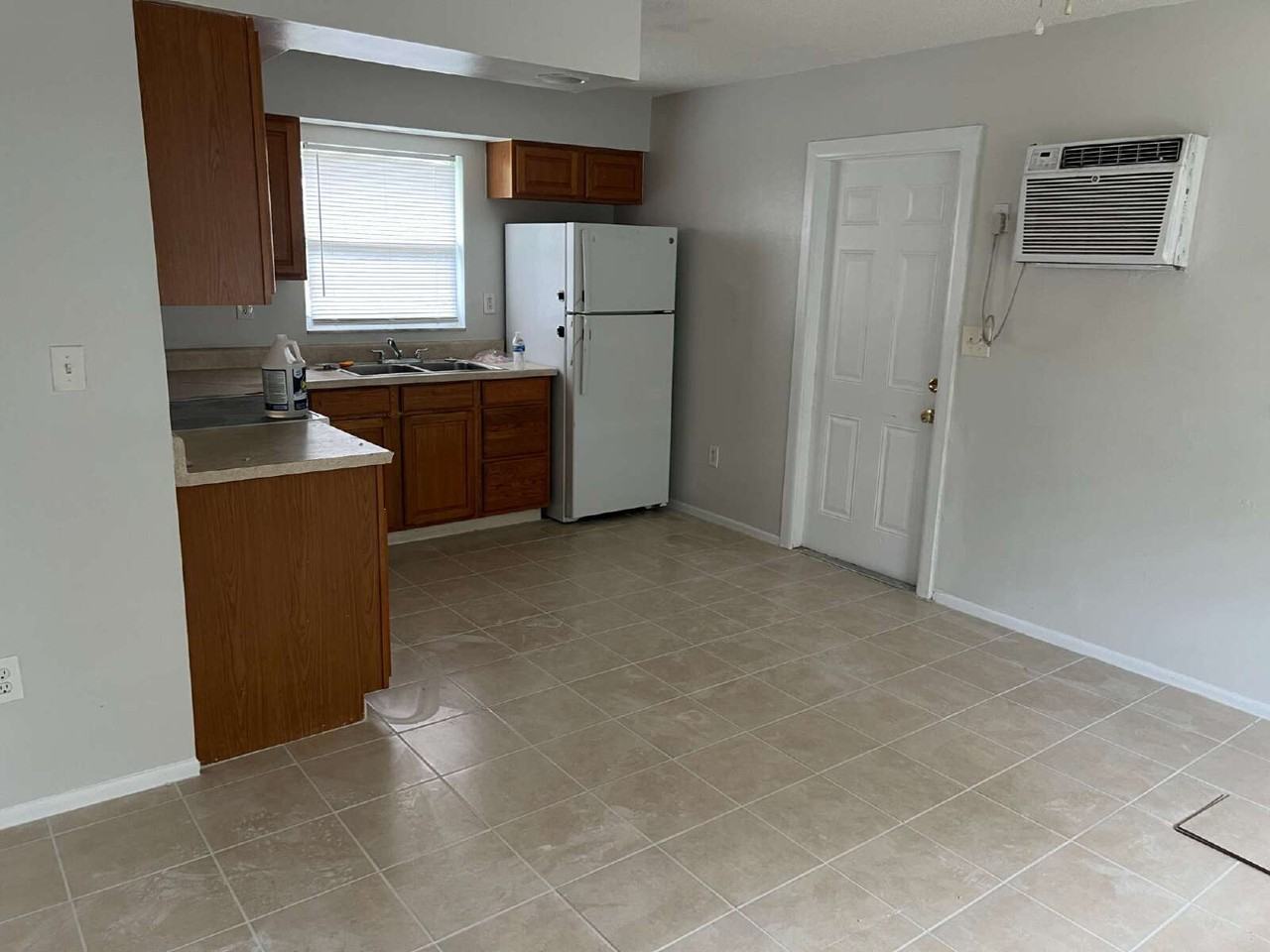 1641 Linwood Ave - Photo 5 of 8