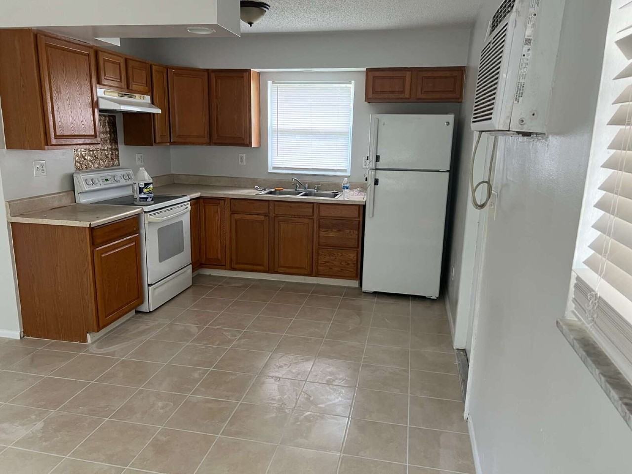 1641 Linwood Ave - Photo 6 of 8