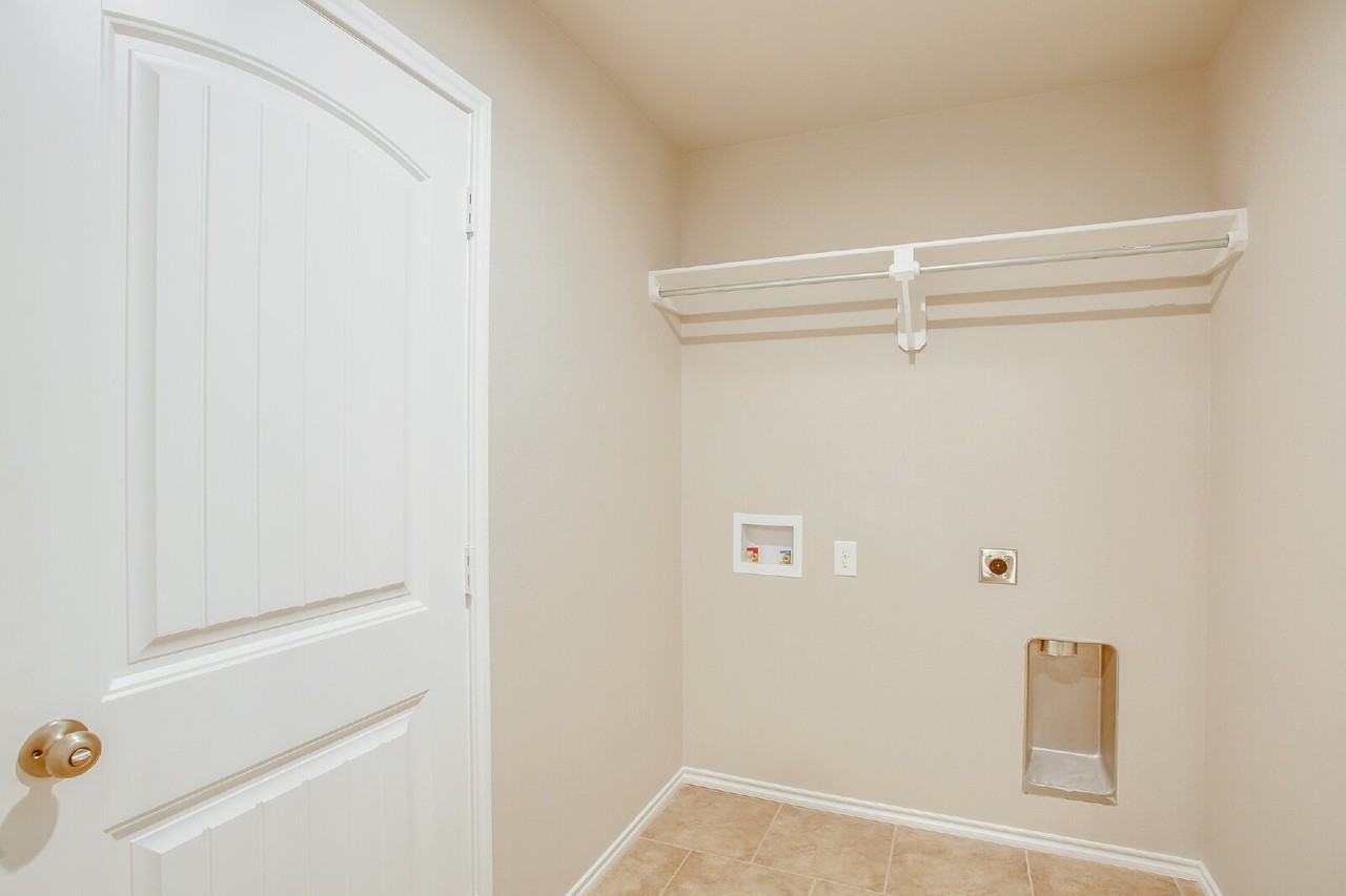 14204 Vernon Ave - Photo 2 of 15
