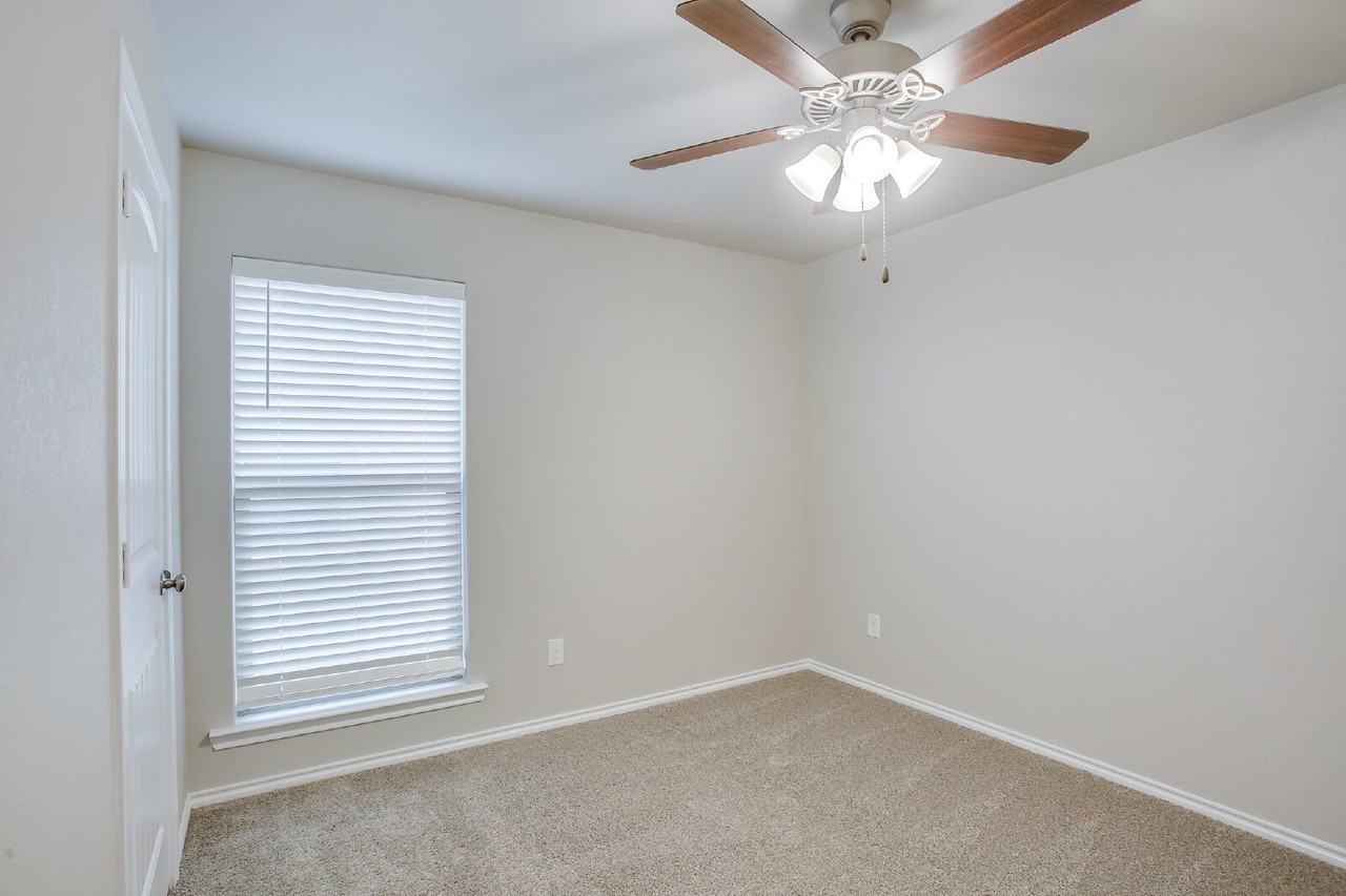 14204 Vernon Ave - Photo 5 of 15