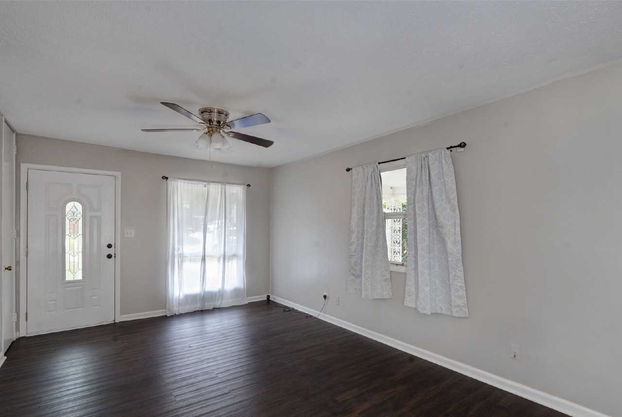 4527 Fairview Dr - Photo 2 of 20