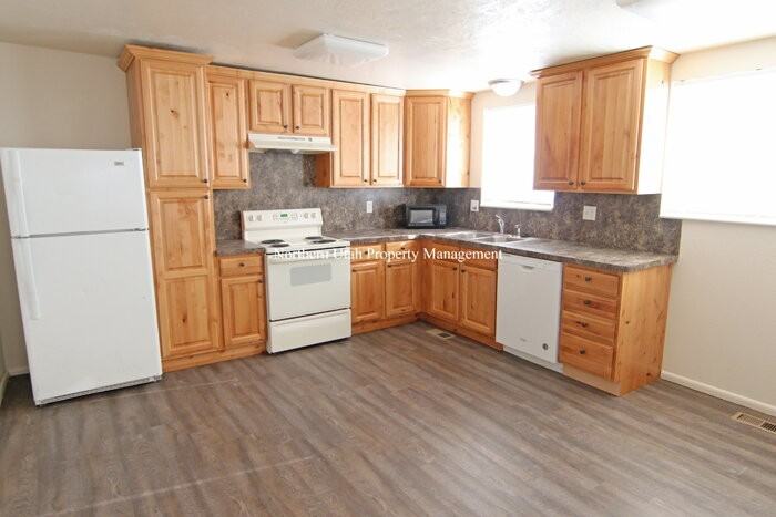 521 E 600 S - Photo 4 of 19