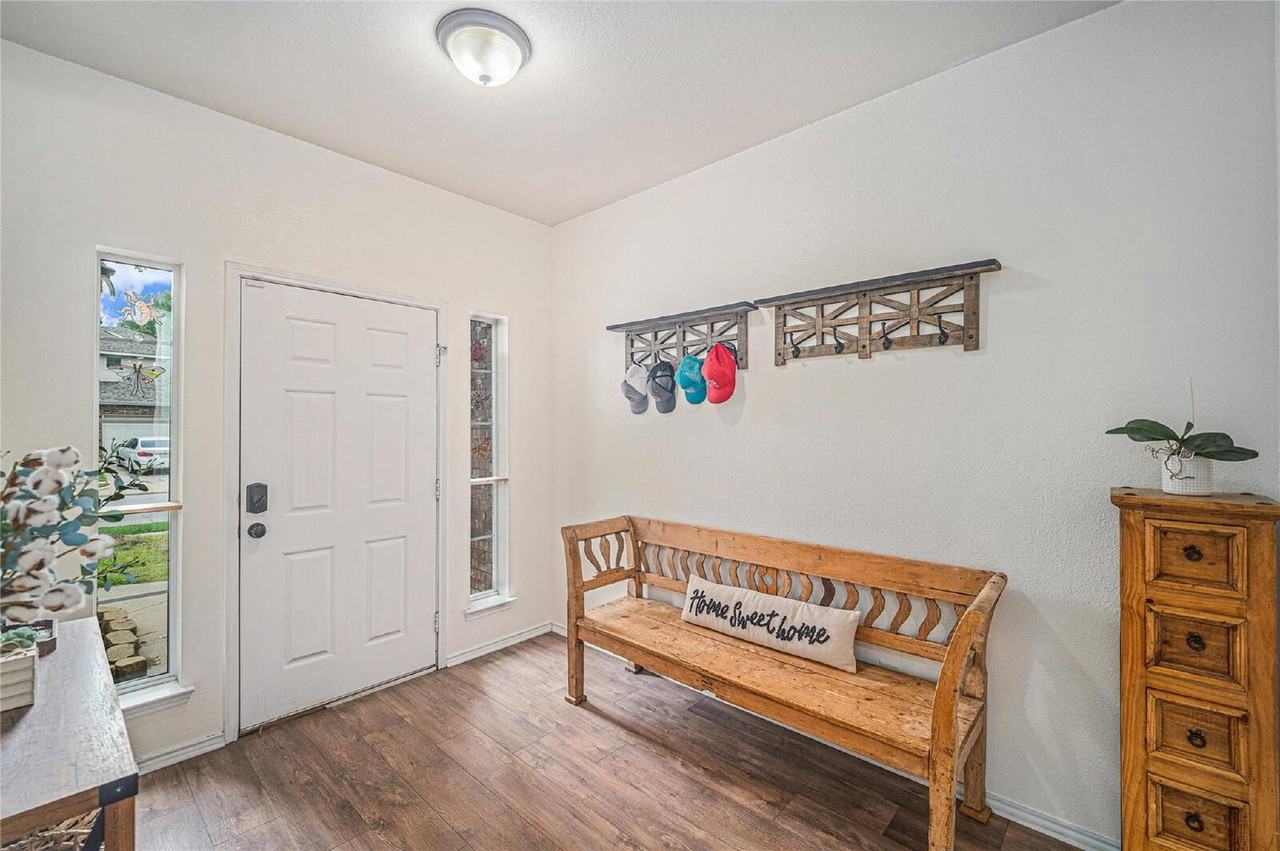 9600 Fox Hill Dr - Photo 4 of 33