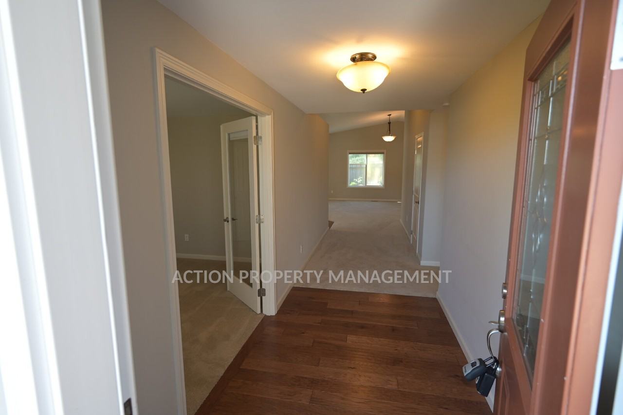 41 W Lobelia Dr - Photo 3 of 32