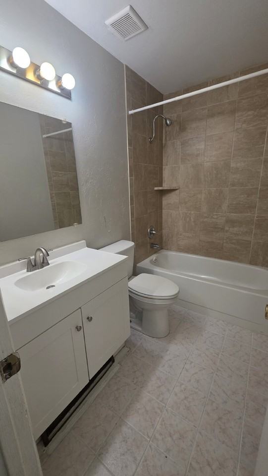 1162 Darby St - Photo 6 of 30