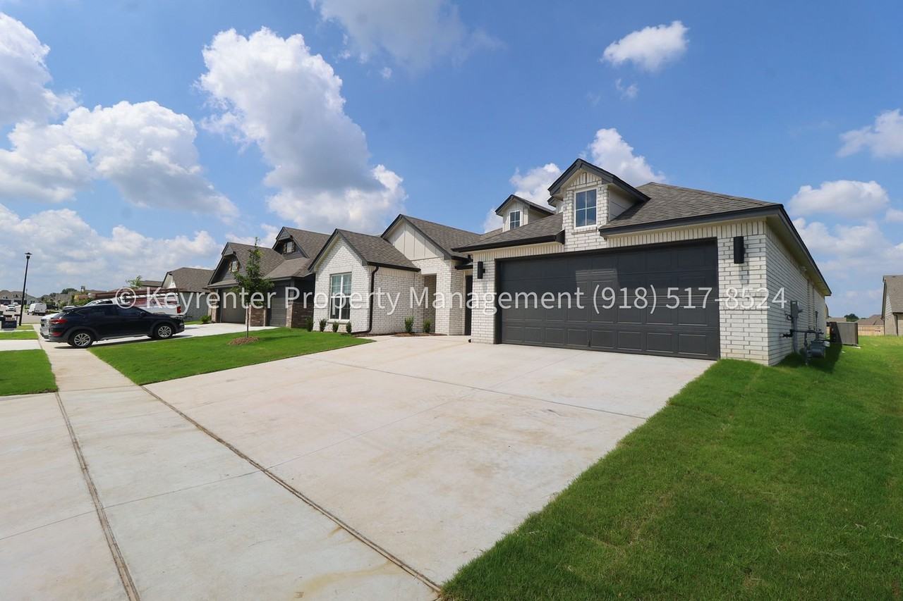 2908 S Redwood Ave - Photo 3 of 50
