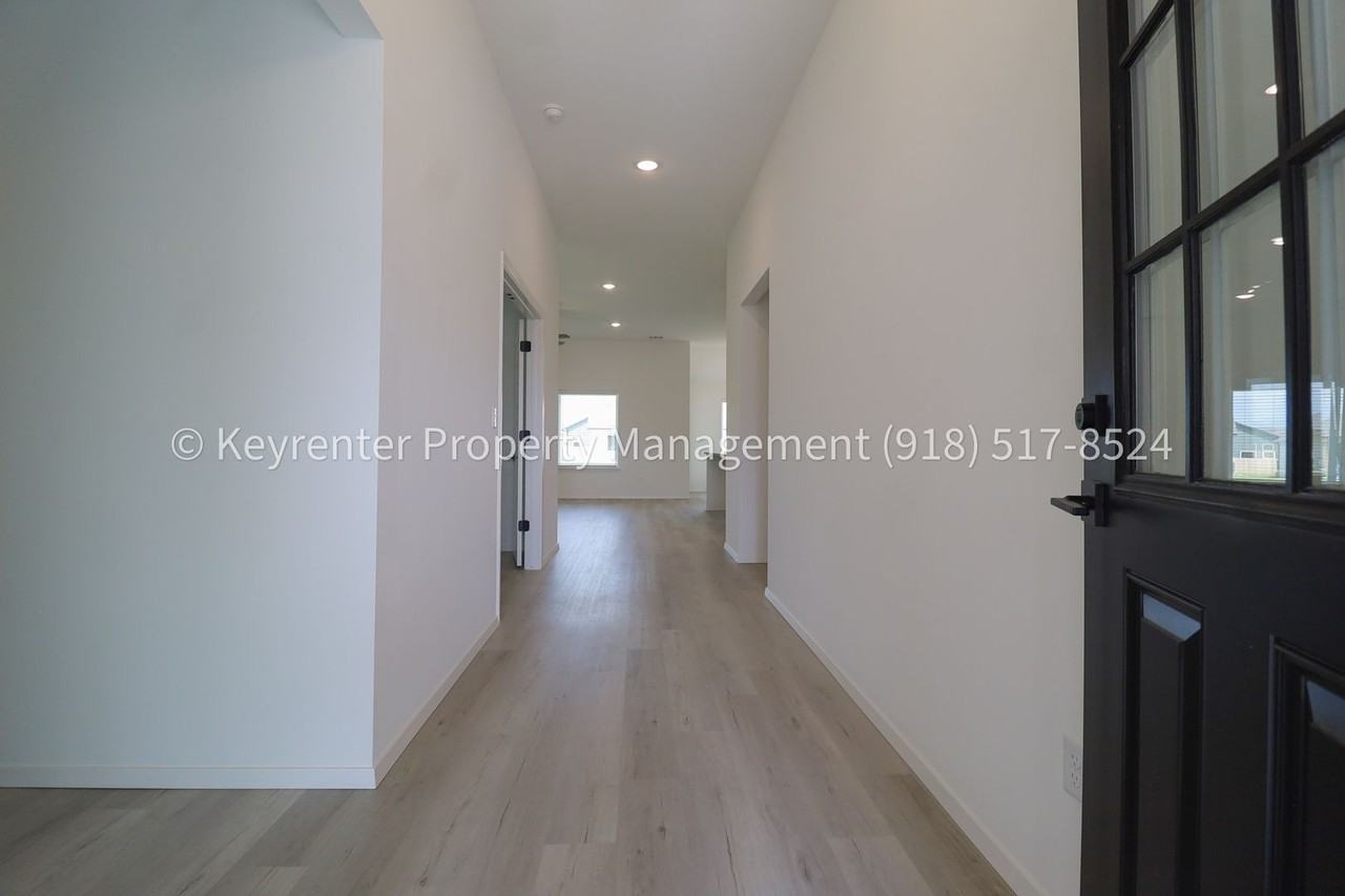 2908 S Redwood Ave - Photo 5 of 50