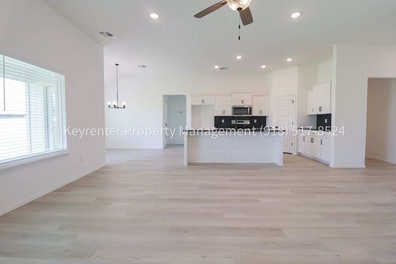 2908 S Redwood Ave - Photo 7 of 50