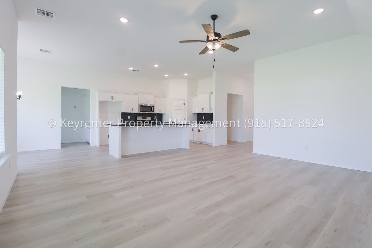 2908 S Redwood Ave - Photo 6 of 50