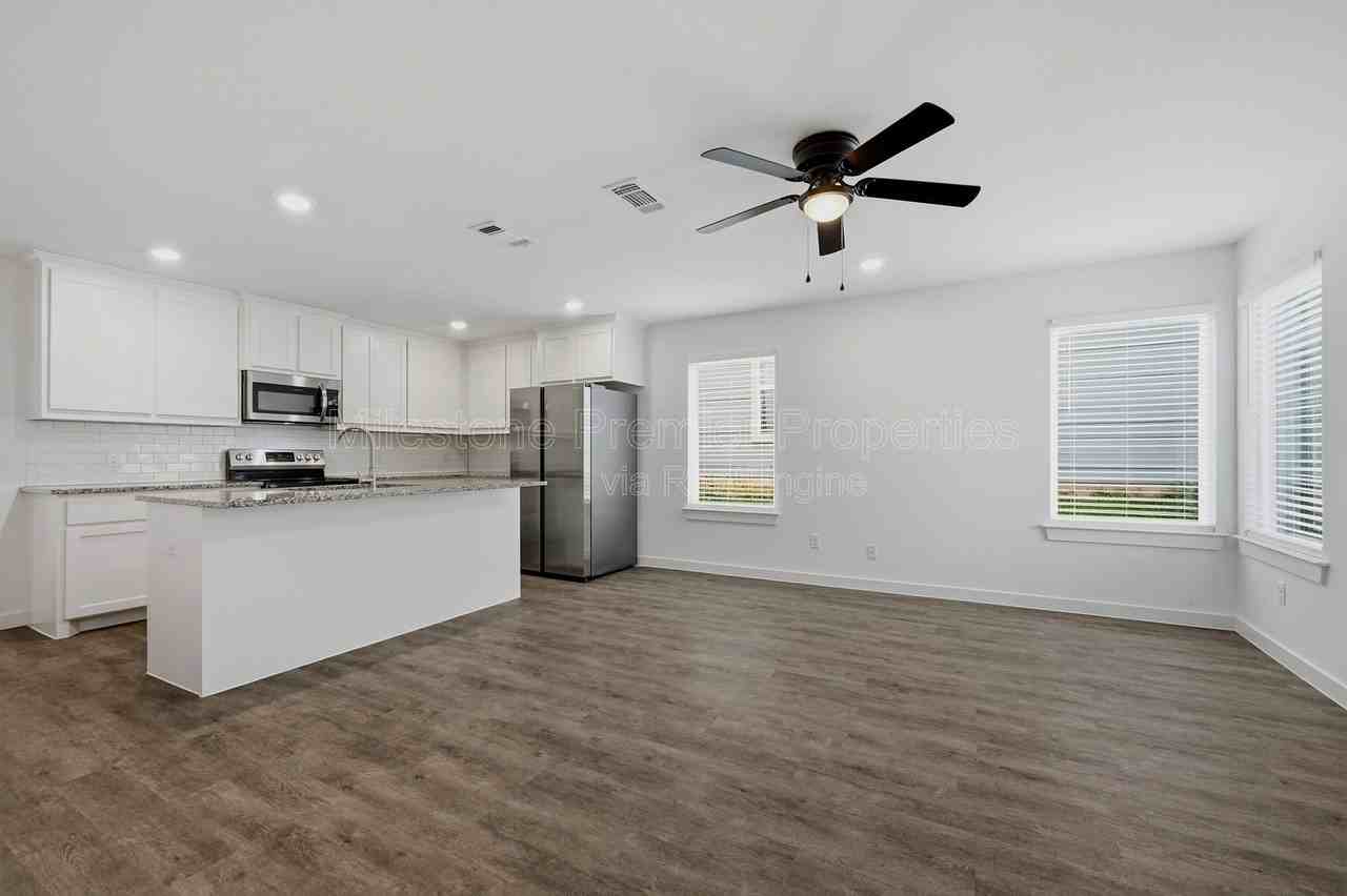 227 W Bond St - Photo 5 of 24