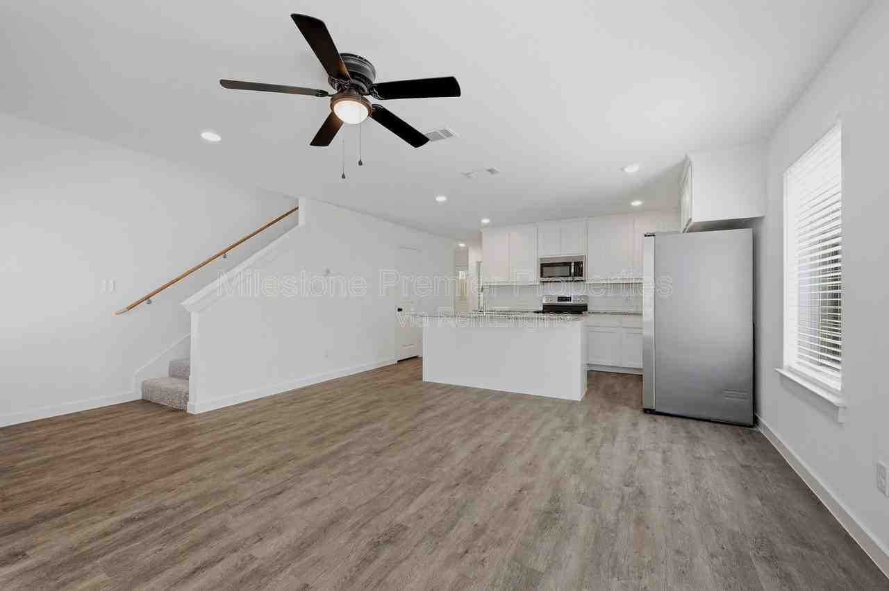 227 W Bond St - Photo 7 of 24