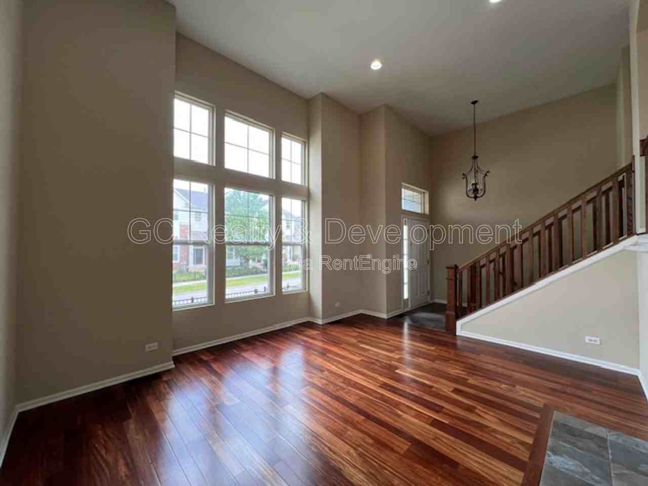 498 Grosvenor Ln - Photo 4 of 38