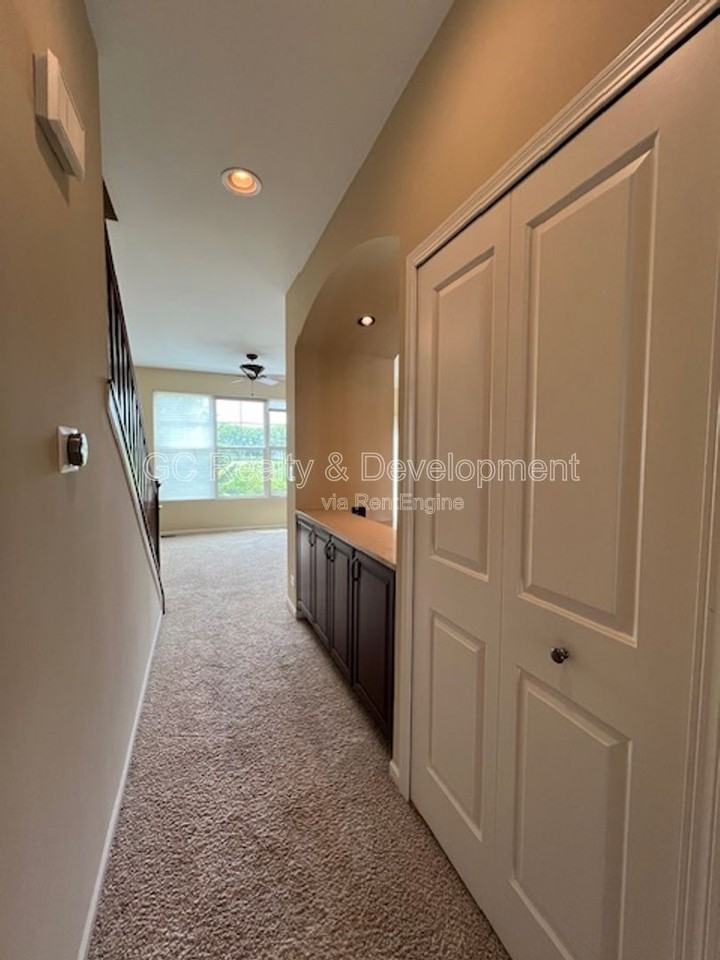 498 Grosvenor Ln - Photo 6 of 38