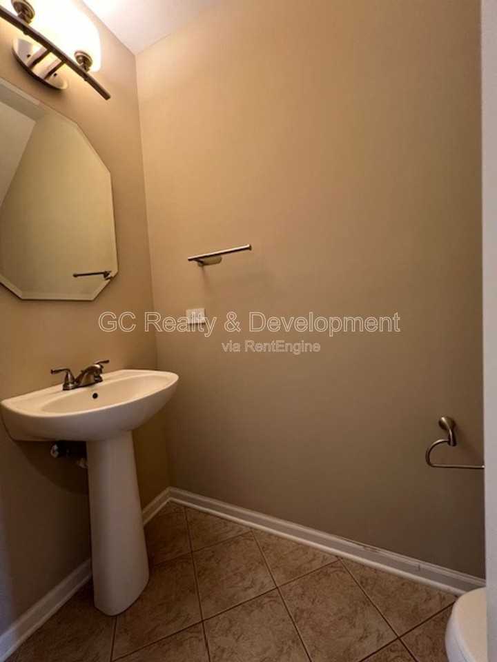 498 Grosvenor Ln - Photo 7 of 38