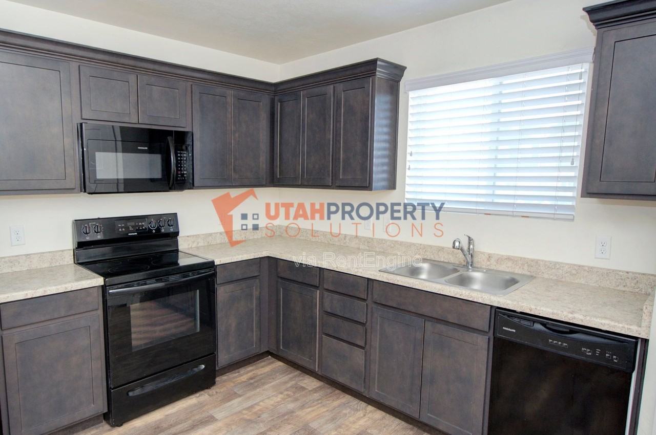 8172 N Broken Spoke Ln - Photo 3 of 18