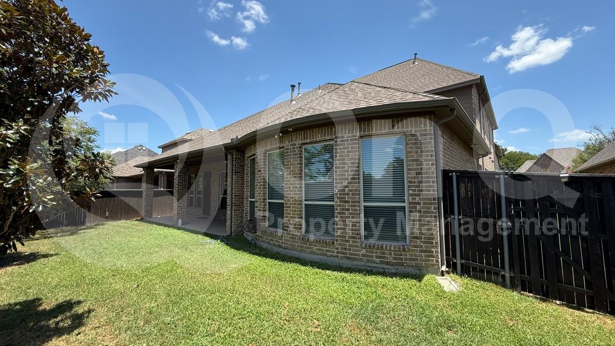 901 Colby Dr - Photo 4 of 6