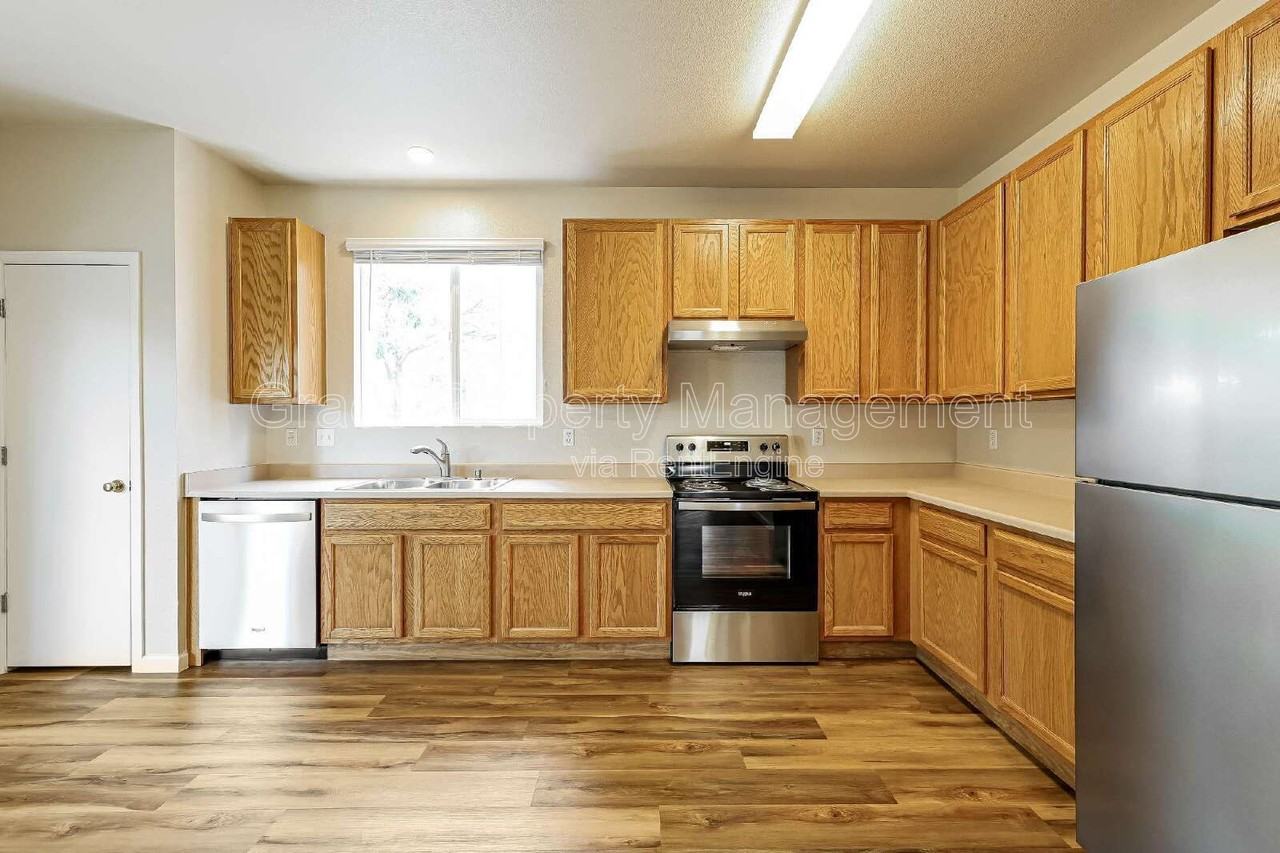 8334 S Quay Ct - Photo 6 of 18