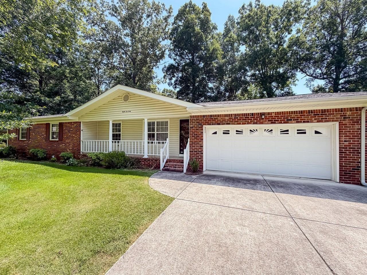 8260 Oxford Dr - Photo 4 of 26
