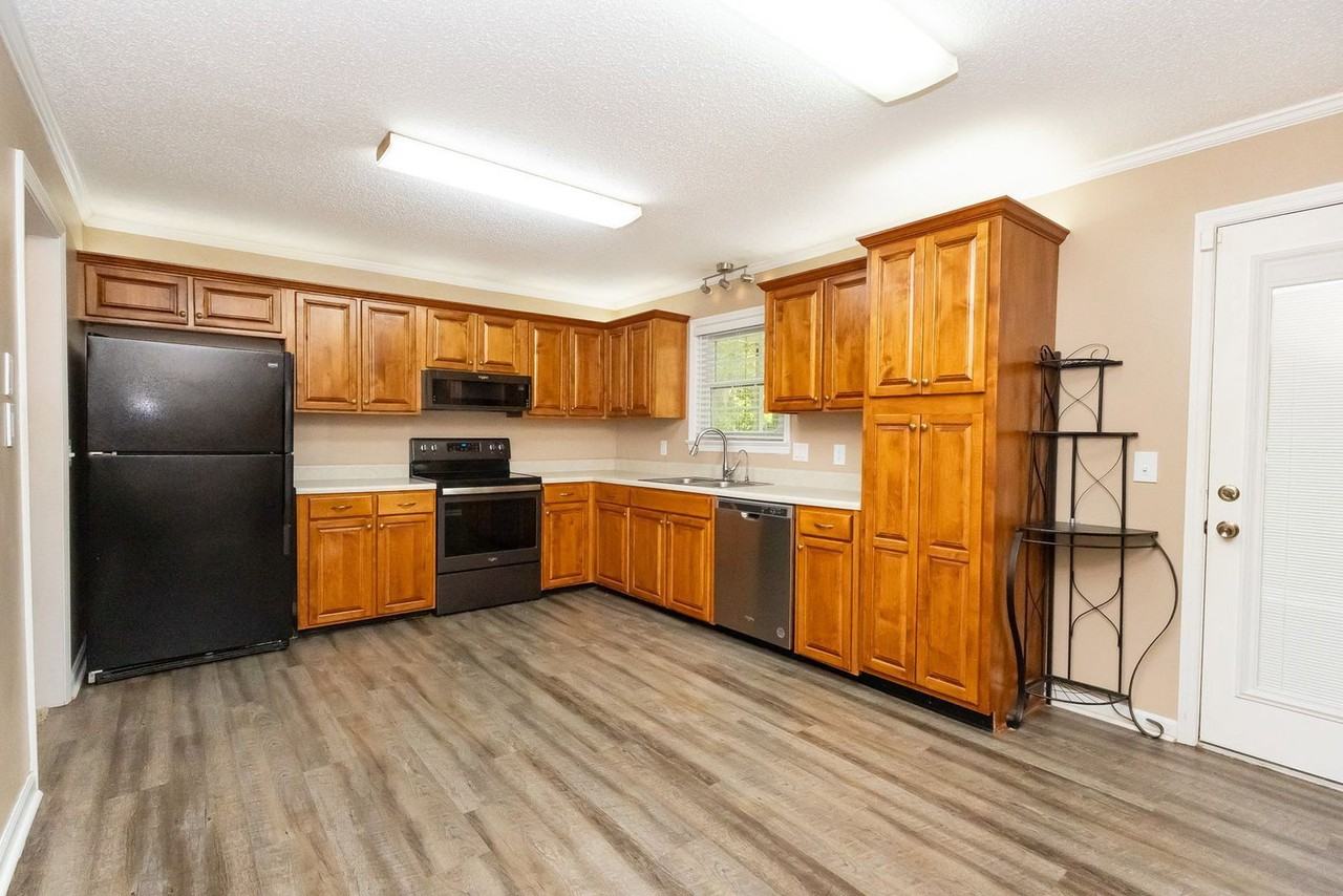 8260 Oxford Dr - Photo 5 of 26