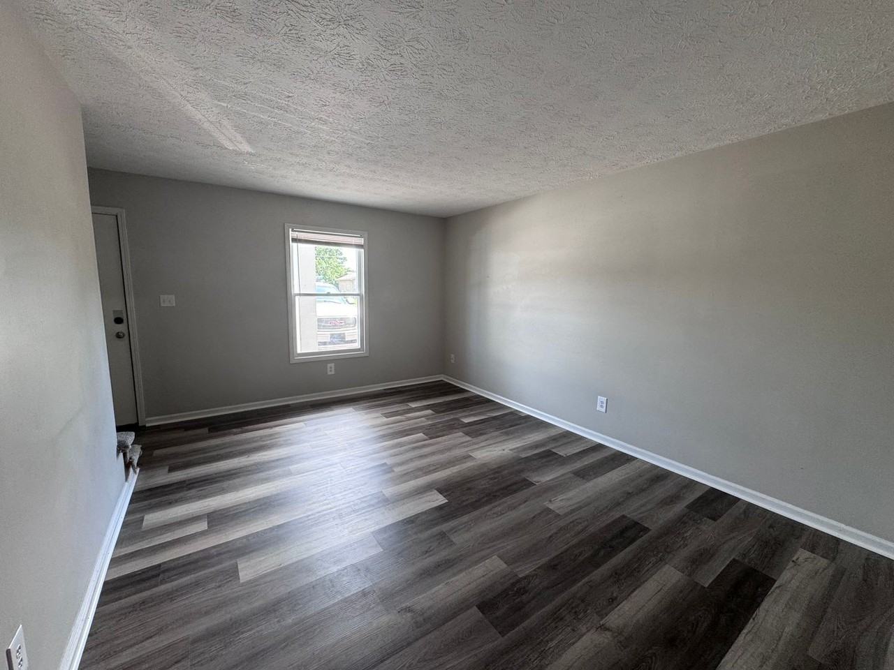 105 Grogan Circle - Photo 3 of 32